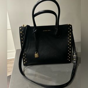MICHEAL KORS GROMMETED SHOULDER BAG